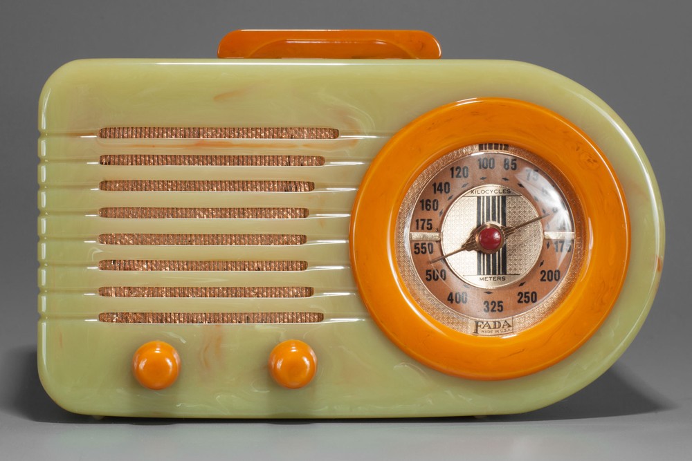 FADA 115 Catalin 'Bullet' Radio in Onyx Green + Yellow - Rare Pre-War |  Radios | Decophobia | 20th Century Design